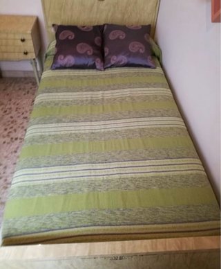 Cama individual con mesita de noche