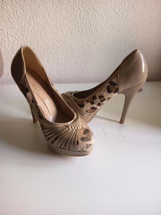 Zapatos de tacón beige y leopardo