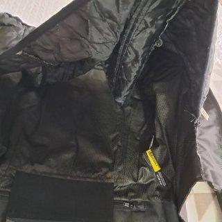 Cazadora de moto negra