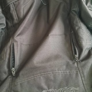 Cazadora de moto negra