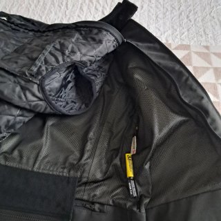 Cazadora de moto negra