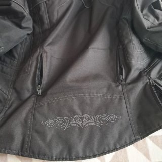 Cazadora de moto negra