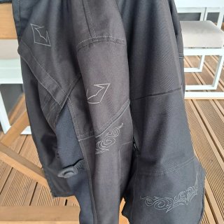 Cazadora de moto negra