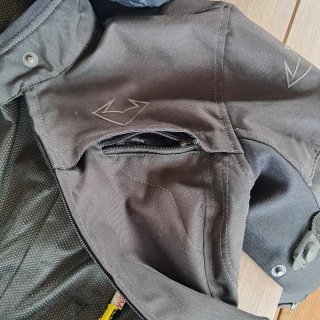 Cazadora de moto negra