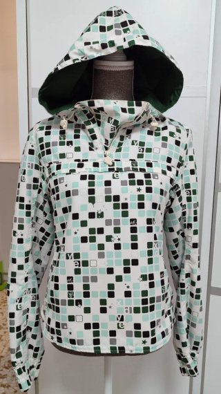 Chaquetón con capucha y estampado