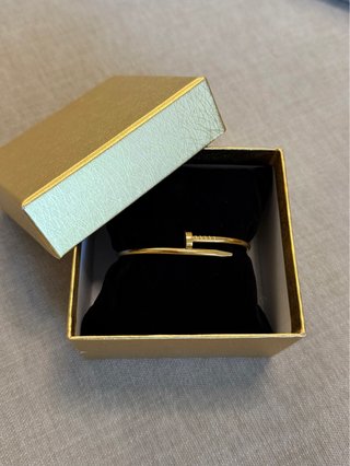 Pulsera dorada estilo clavo