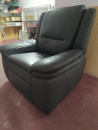 Sillón reclinable de piel negro