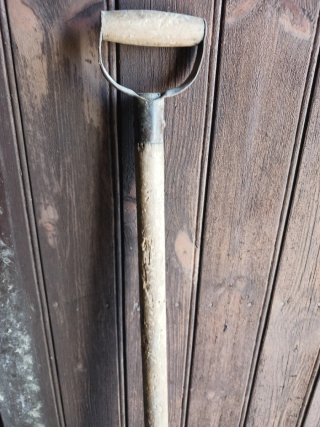Horca antigua de jardín