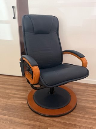 Sillón de masaje de piel y madera