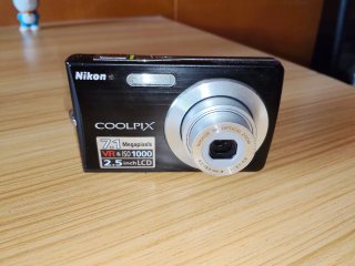 Cámara Digital Nikon Coolpix , Memoria y trípode.