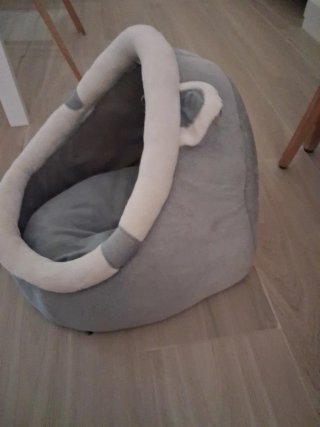 Casita para gato gris y blanco