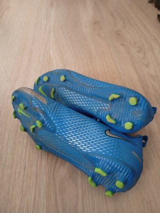 Botas de fútbol Nike azules y plateadas
