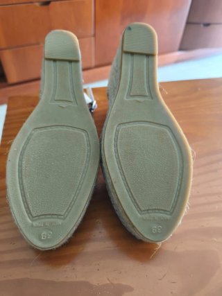 Zapatillas cuña esparto MONCINA'S moradas,mano