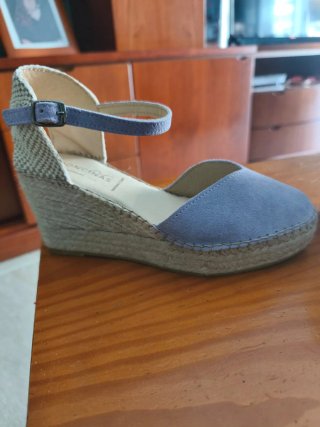 Zapatillas cuña esparto MONCINA'S moradas,mano