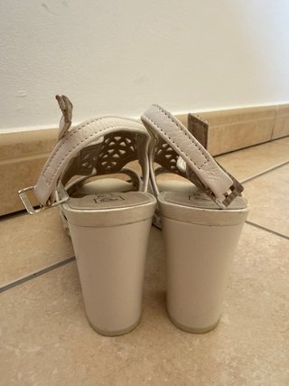 Sandalias Pitillos tacón blanco y plateado