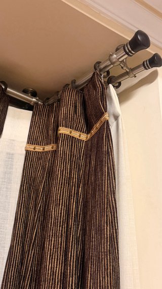 Cortinas beige y marrón