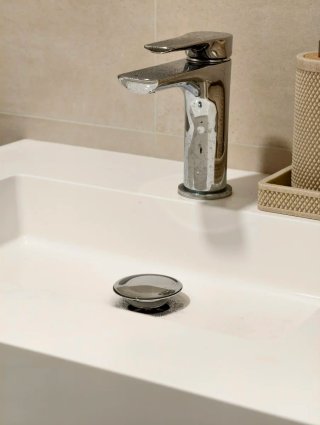 Mueble baño Krion con lavabo y grifo