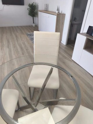 Mesa Redonda Cristal y 3 Sillas Blancas
