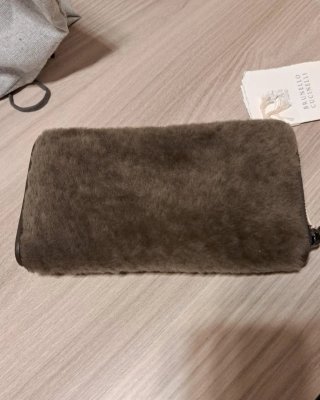Pochette in pelliccia marrone con monile
