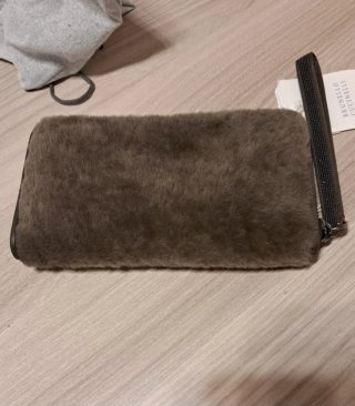 Pochette in pelliccia marrone con monile