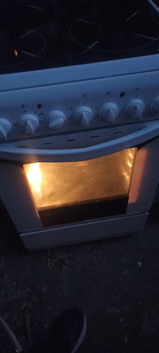 Cocina vitrocerámica Indesit con horno