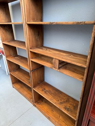 Estanterías de madera marrones