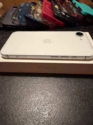 iPhone 16e 128GB Blanco + 11 Fundas