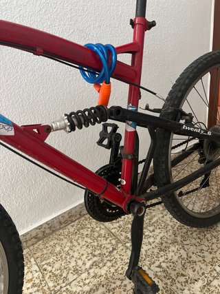 Bicicleta todo terreno roja