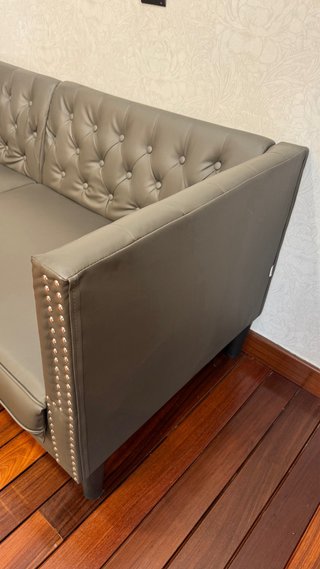 Sofá Chesterfield 2 plazas gris.