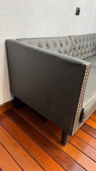 Sofá Chesterfield 2 plazas gris.