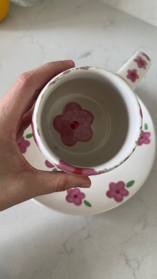Taza y plato pintados a mano