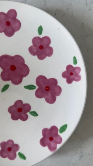 Taza y plato pintados a mano