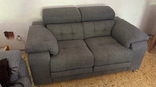 Sofá gris de tela