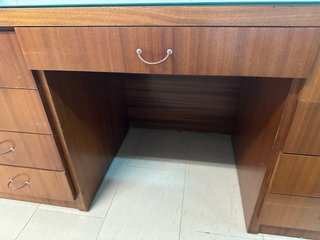Escritorio madera con tapa cristal