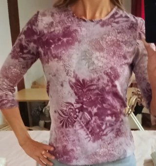 Camiseta morada y lila estampada