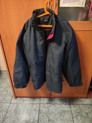 Abrigo de hombre con forro polar interior.