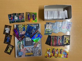 Álbum Panini Megacrak 2026/2027 con muchas cartas