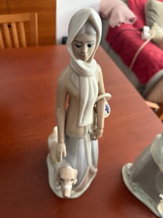 Figuras Lladro mujer con perro y otra