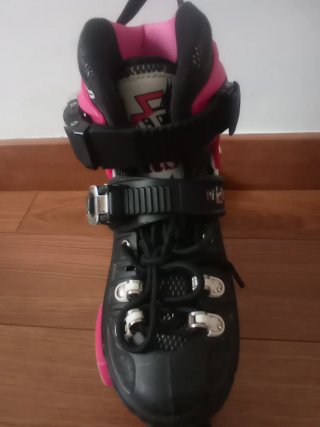 Patines en línea rosas y negros/ negros y rojos