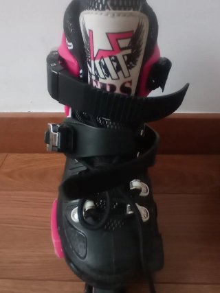 Patines en línea rosas y negros/ negros y rojos