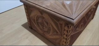 Caja de madera tallada a mano
