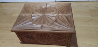 Caja de madera tallada a mano