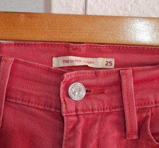 Vaqueros Levi's rosas