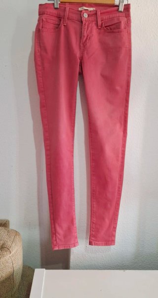 Vaqueros Levi's rosas