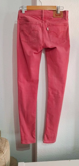 Vaqueros Levi's rosas
