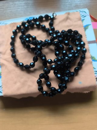 Collar y pendientes negros