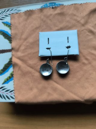 Collar y pendientes negros