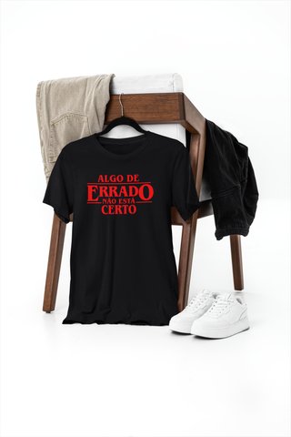 T-shirt com estampa Algo de errado não está certo