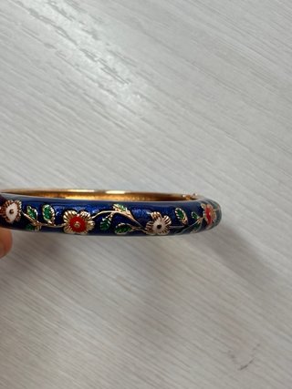Pulsera elegante con flores esmaltadas