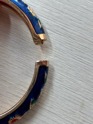 Pulsera elegante con flores esmaltadas
